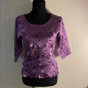 WD.NY Lustrous Violet Floral Crinkled Stretchy Blouse